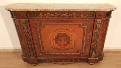 Splendida credenza bassa in legno con marmo e intarsi decorativi in ottone del XX secolo