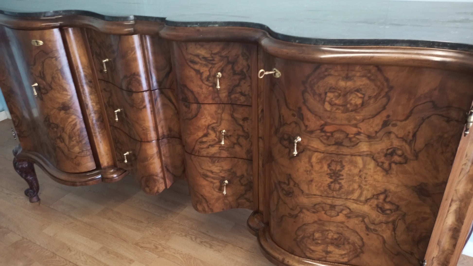 Credenza bassa chippendale in radica di noce con pannelli frontali curvi e intarsi decorativi in legno ornato