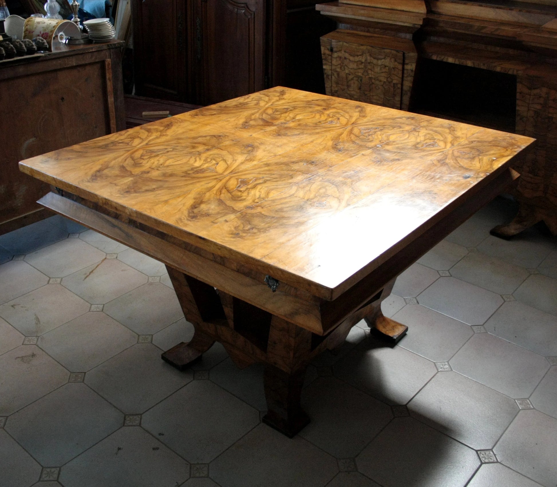 Tavolo art decò quadrato in legno con piano intarsiato realizzato a roma per il ministro bottai nel 1933