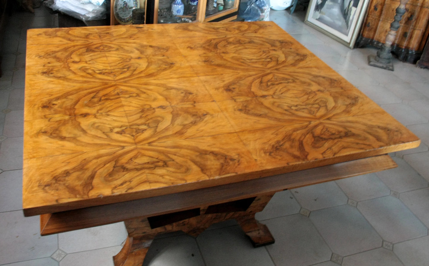 Tavolo art decò quadrato in legno con intarsio floreale realizzato a roma per il ministro bottai nel 1933 con iscrizione