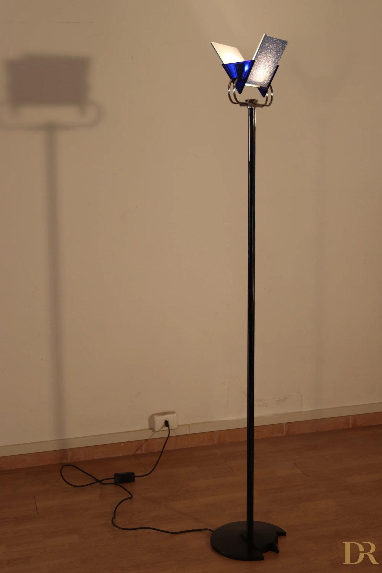 Lampada da terra vintage piantana arteluce triana nera con paralume in vetro blu dal design angolare di pluripremiato duo perry
