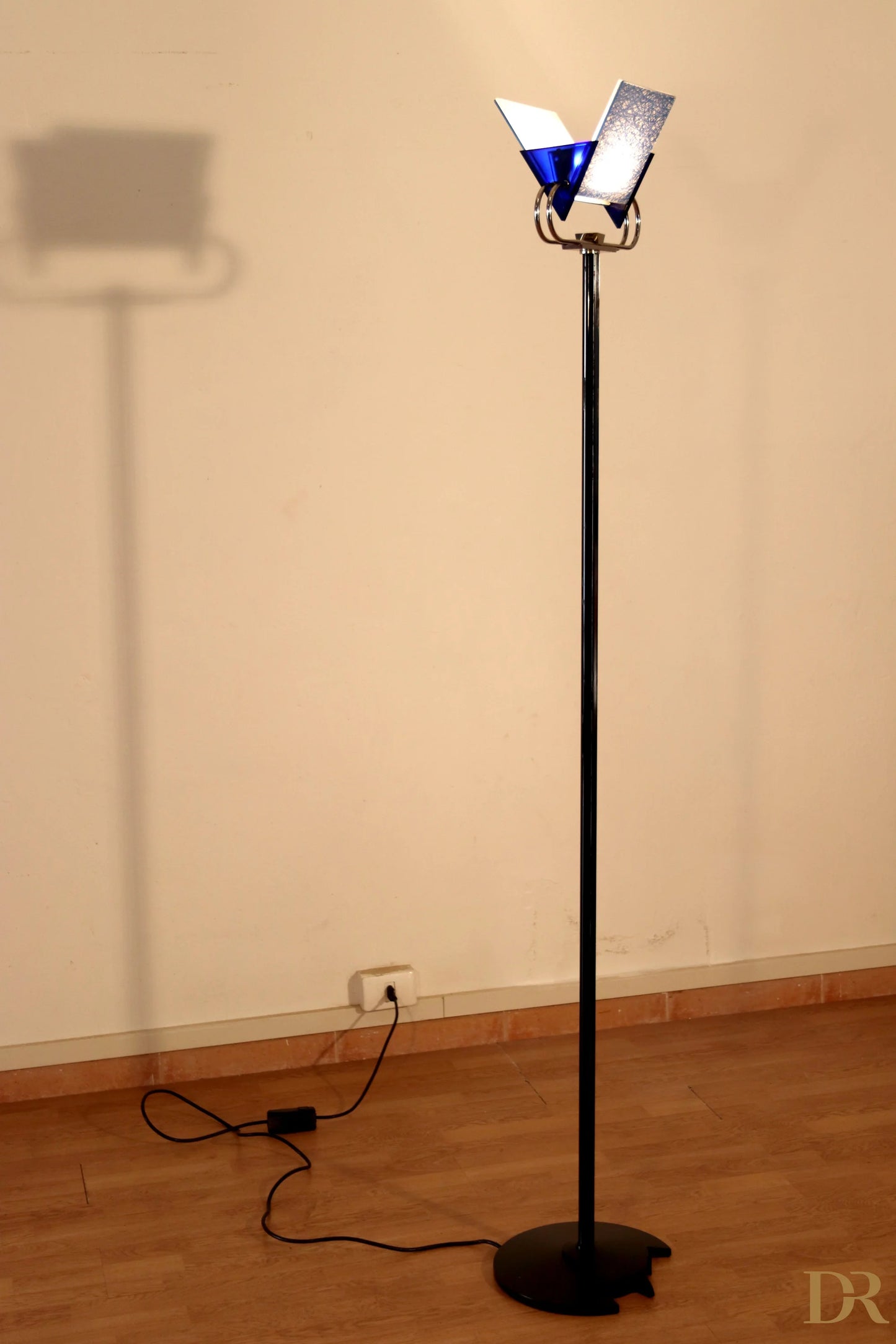 Lampada da terra vintage triara di arteluce con due paralumi angolari blu design moderno di pluripremiato duo perry