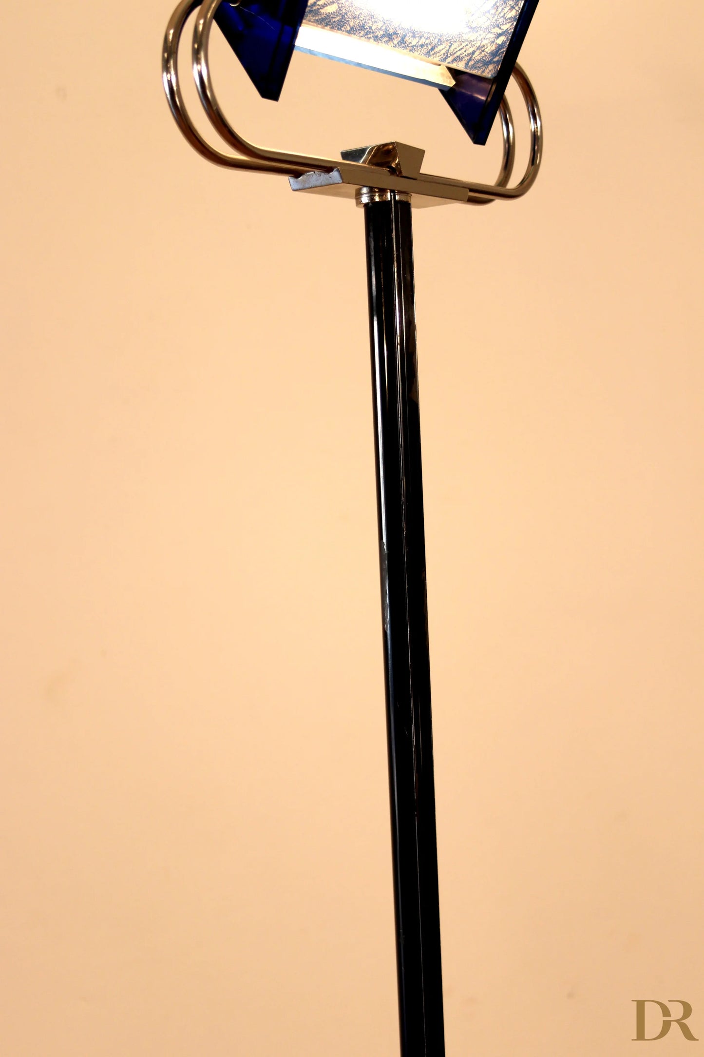 Lampada da terra vintage piantana arteluce triana nera con telaio cromato e paralume in vetro postmodernismo italiano