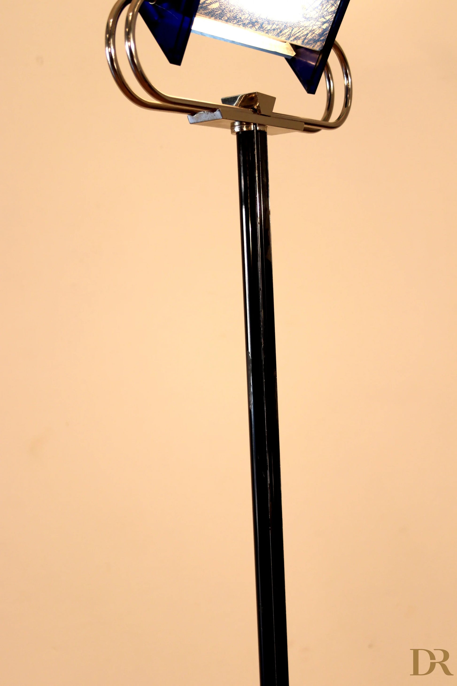 Lampada da terra vintage piantana arteluce triana nera con telaio cromato e paralume in vetro postmodernismo italiano