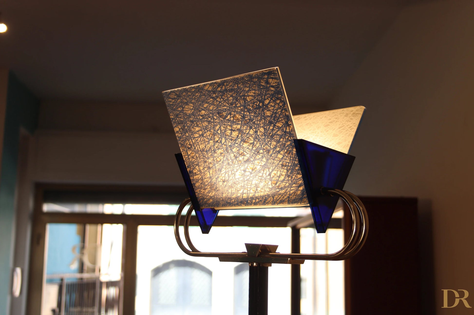 Lampada da terra vintage trianna di arteluce con paralume in vetro squadrato e accenti blu di pluripremiato duo perry