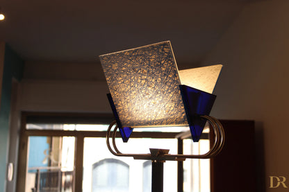 Lampada da terra vintage trianna di arteluce con paralume in vetro squadrato e accenti blu di pluripremiato duo perry