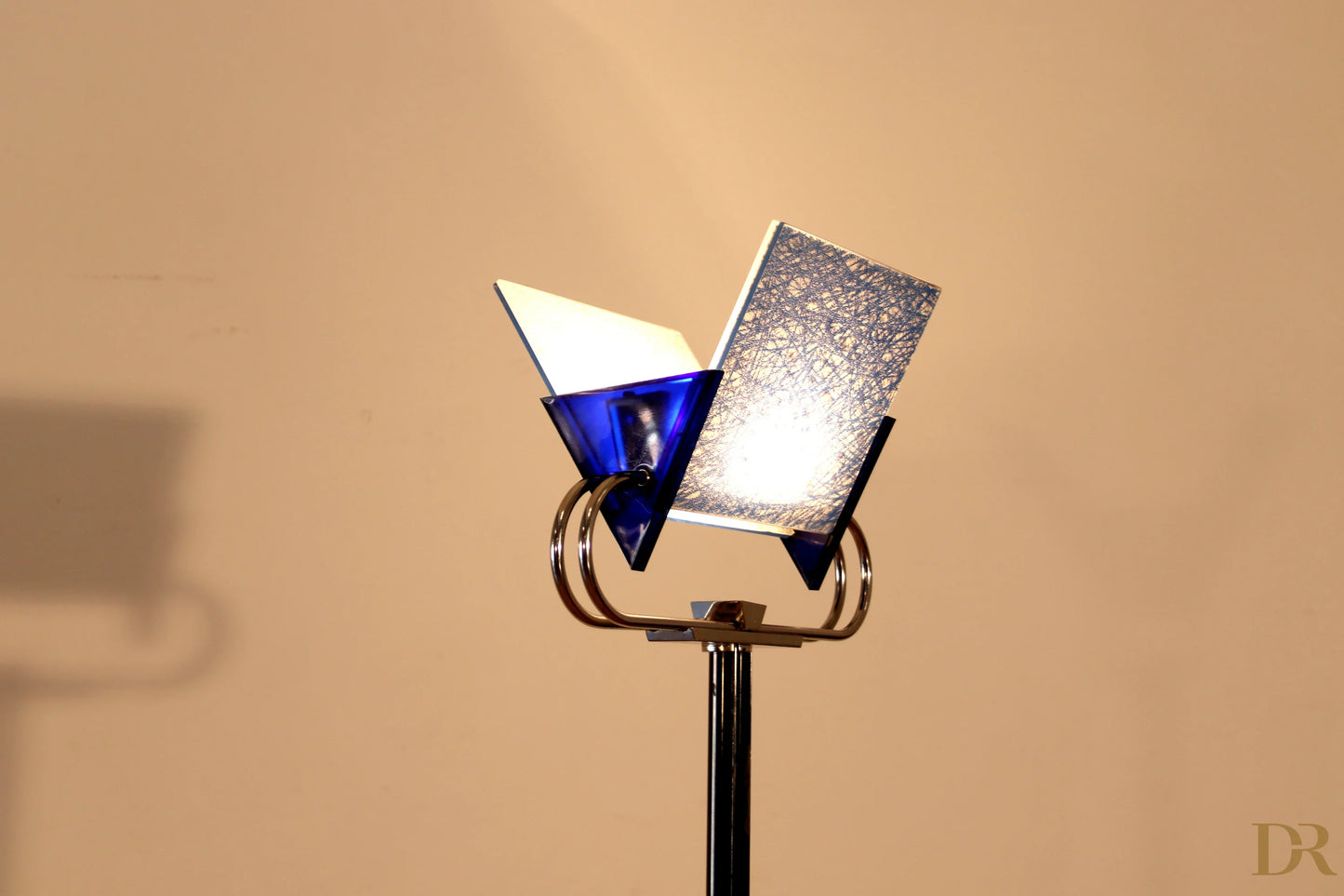 Lampada da terra vintage piantana arteluce triana con struttura in metallo ottone e vetri blu e argento firmata pluripremiato duo perry
