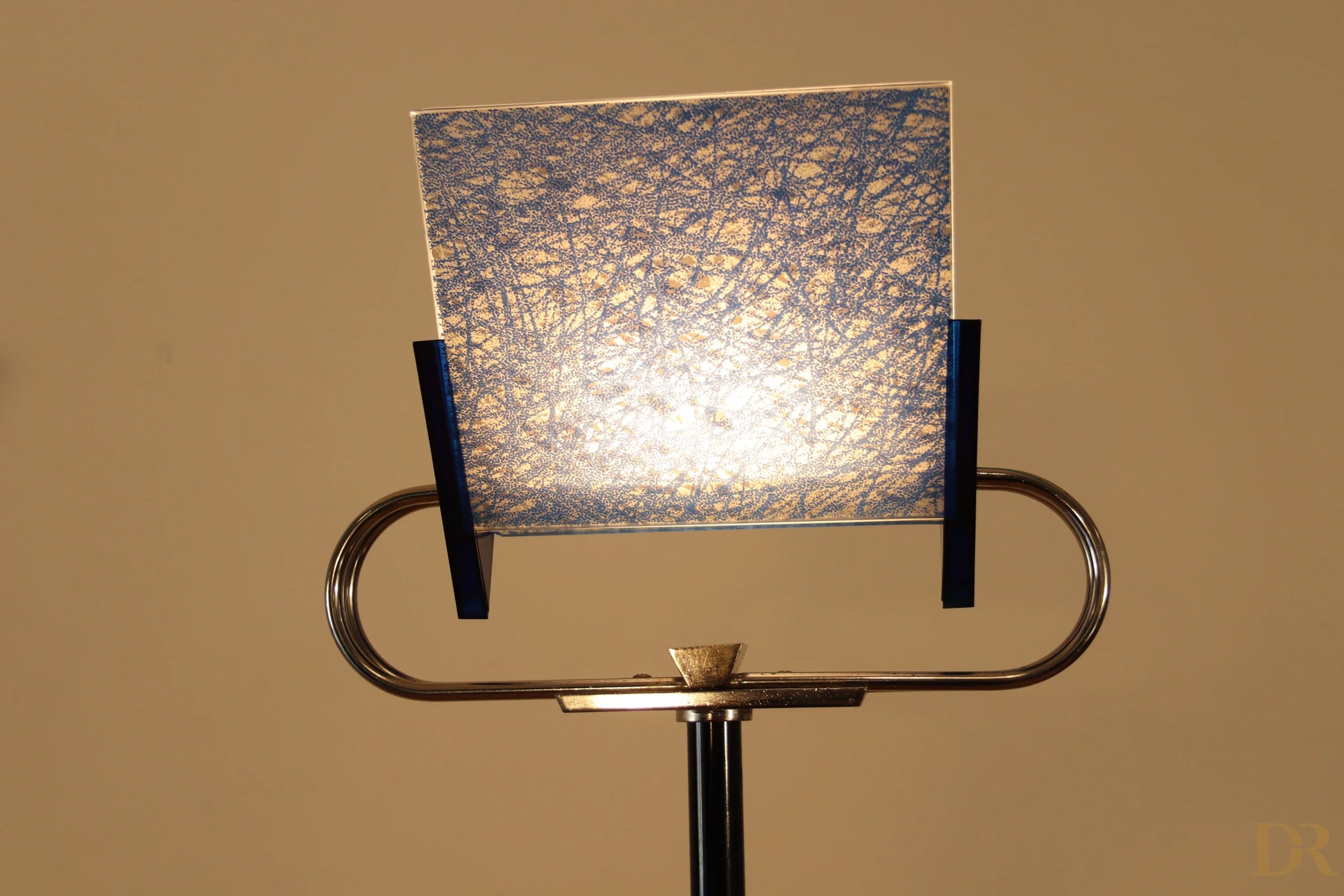 Lampada da terra vintage Triana di Arteluce con paralume in vetro blu e oro e base in ottone del pluripremiato duo Perry