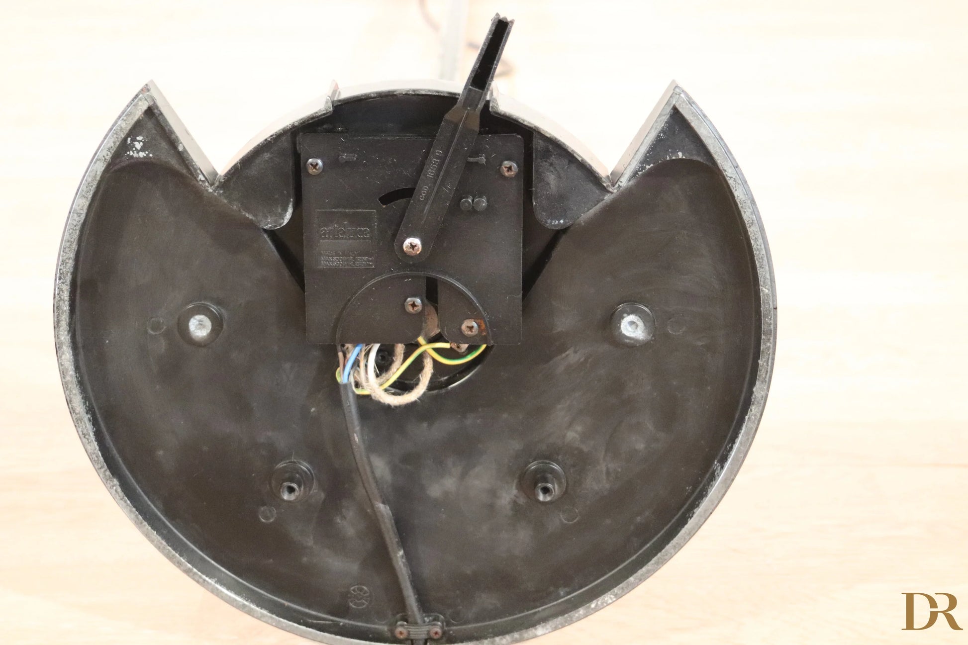 Orologio da parete nero a forma di gatto con movimento meccanico visibile piantana arteluce triana pluripremiato duo perry postmodernismo italiano