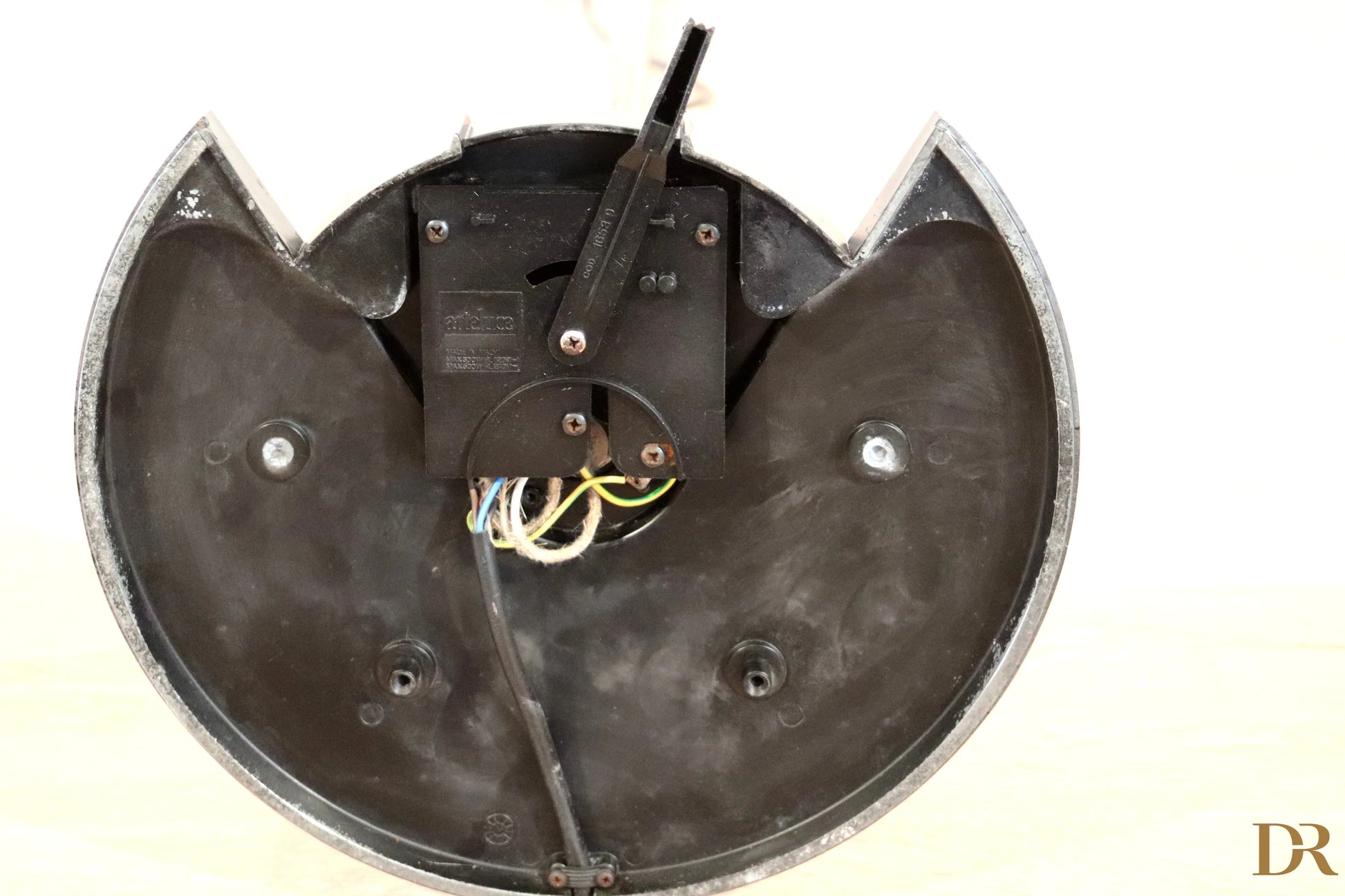 Orologio da parete a forma di gatto nero con bordo metallico argentato e meccanismo visibile vintage piantana arteluce triana postmodernismo italiano pluripremiato duo perry