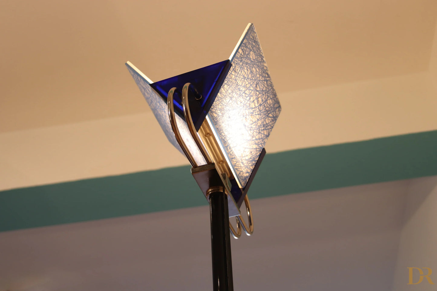 Lampada da terra vintage Triana di Arteluce con paralume in vetro blu e argento e anelli in metallo oro del pluripremiato duo Perry