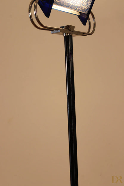 Lampada da terra vintage piantana arteluce triana nera con braccio cromato curvo e paralume in vetro blu