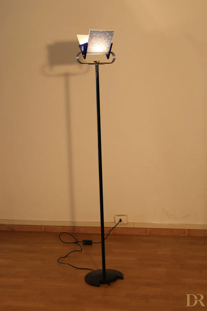 Lampada da terra vintage piantana Arteluce Triana nera in metallo con paralume rettangolare in vetro stile postmodernismo italiano