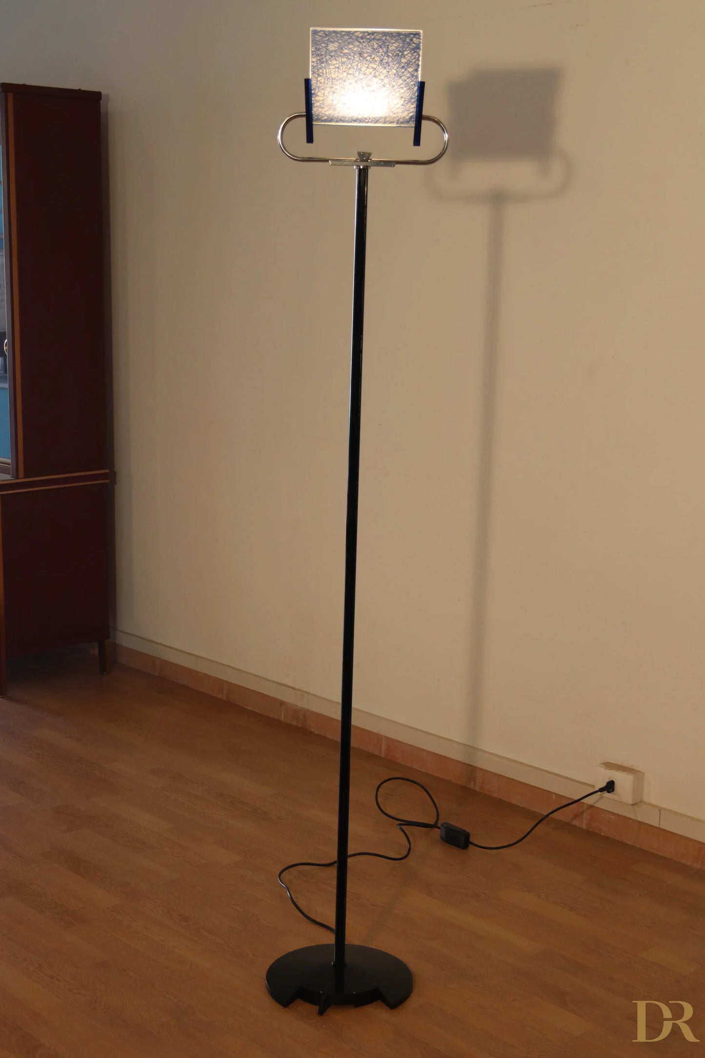 Lampada da terra vintage Triana di Arteluce nera con paralume quadrato in vetro e bracci metallici curvi, postmodernismo italiano