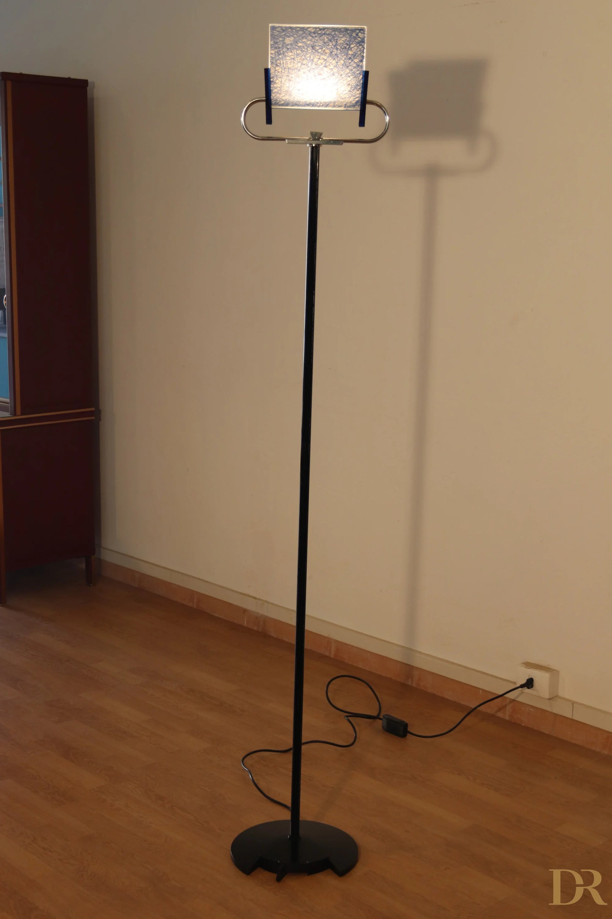 Lampada da terra vintage Triana di Arteluce nera con paralume quadrato in vetro e bracci metallici curvi, postmodernismo italiano