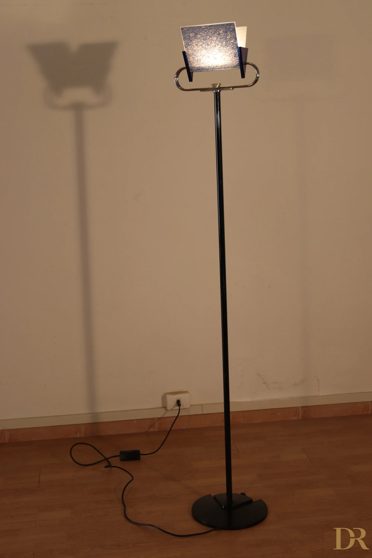 Lampada da terra vintage triana di arteluce 1985 con design postmodernismo italiano di pluripremiato duo perry