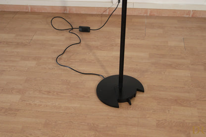 Lampada da terra vintage triangolare nera in metallo con base circolare di Perry King e Santiago Miranda pluripremiato duo perry