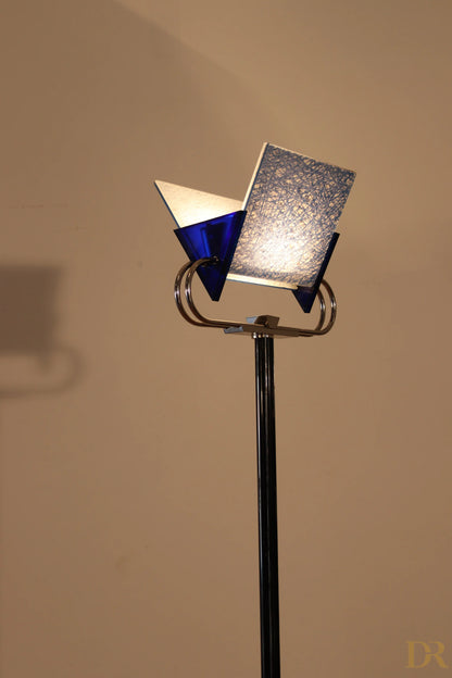 Lampada da terra vintage Triana di Arteluce 1985 con paralume geometrico blu e argento del pluripremiato duo Perry