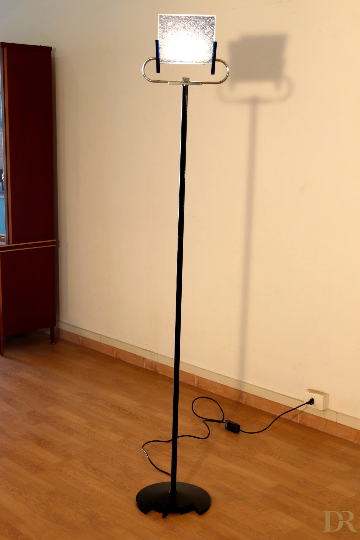Lampada da terra vintage Triana di Arteluce con piantana nera in metallo e paralume in vetro rettangolare testo di perry king e santiago miranda