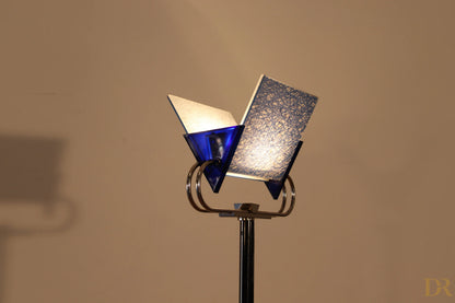 Lampada da terra vintage piantana arteluce triana blu con cornice metallica e pannelli angolati di pluripremiato duo perry