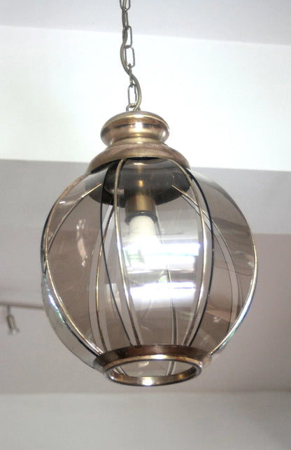 Lampadario in ottone con vetri fumé a spicchi dalla seconda metà xx secolo con paralume sospeso