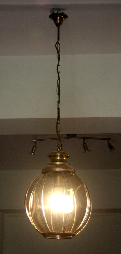 Lampadario in ottone con vetri fumé a spicchi color ambra sospeso in vetro metà xx secolo seconda metà