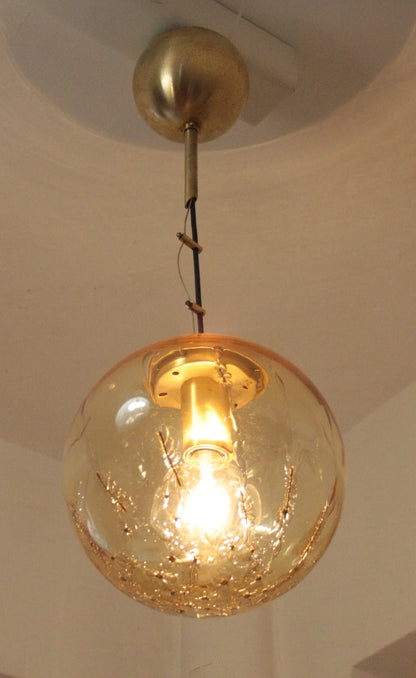 Lampadario a sospensione con ciondolo sferico in vetro ambrato e ottone firmato design italiano anni 70