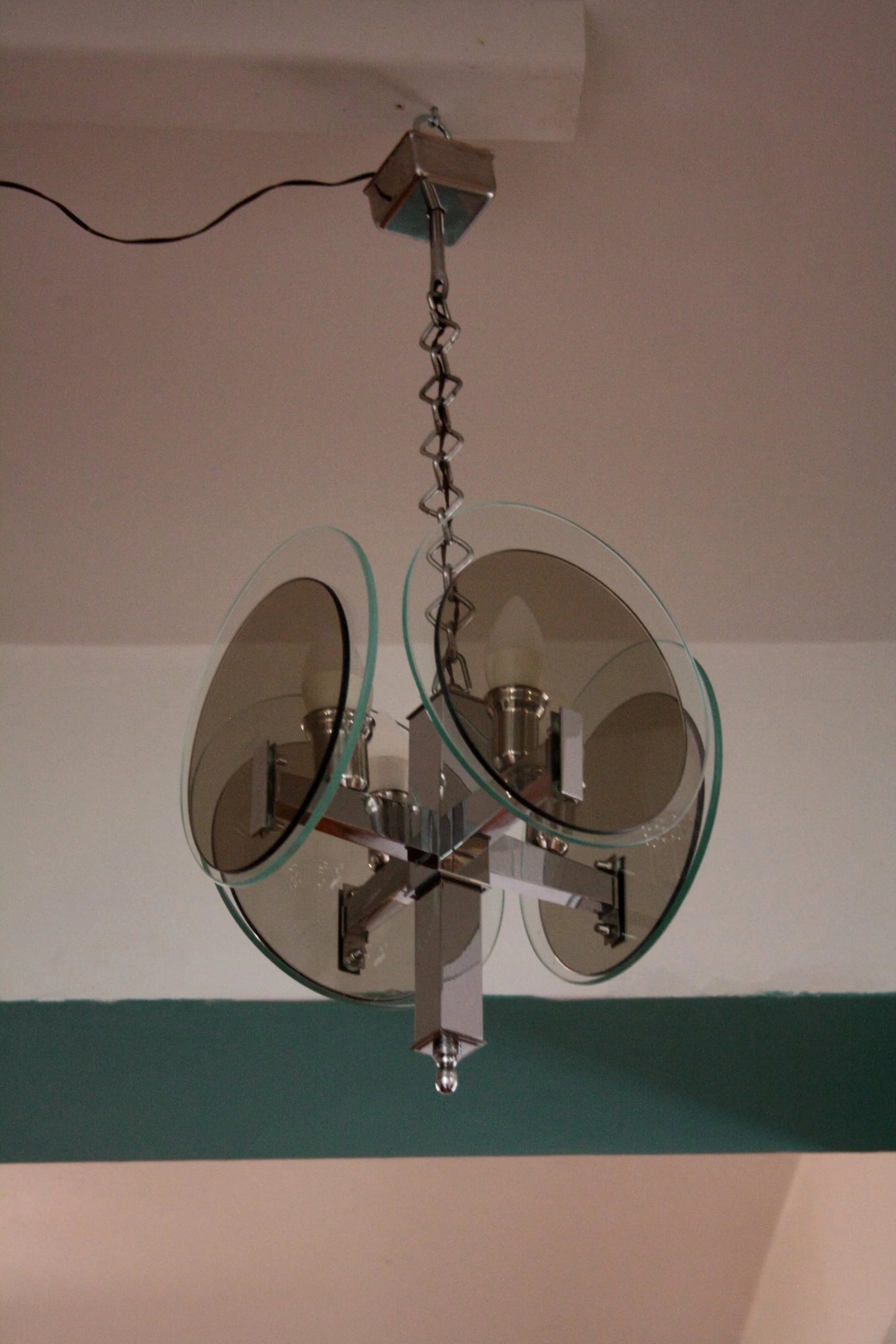 Lampadario vintage art déco in metallo cromato anni 70 con dischi in vetro italia per illuminazione elegante