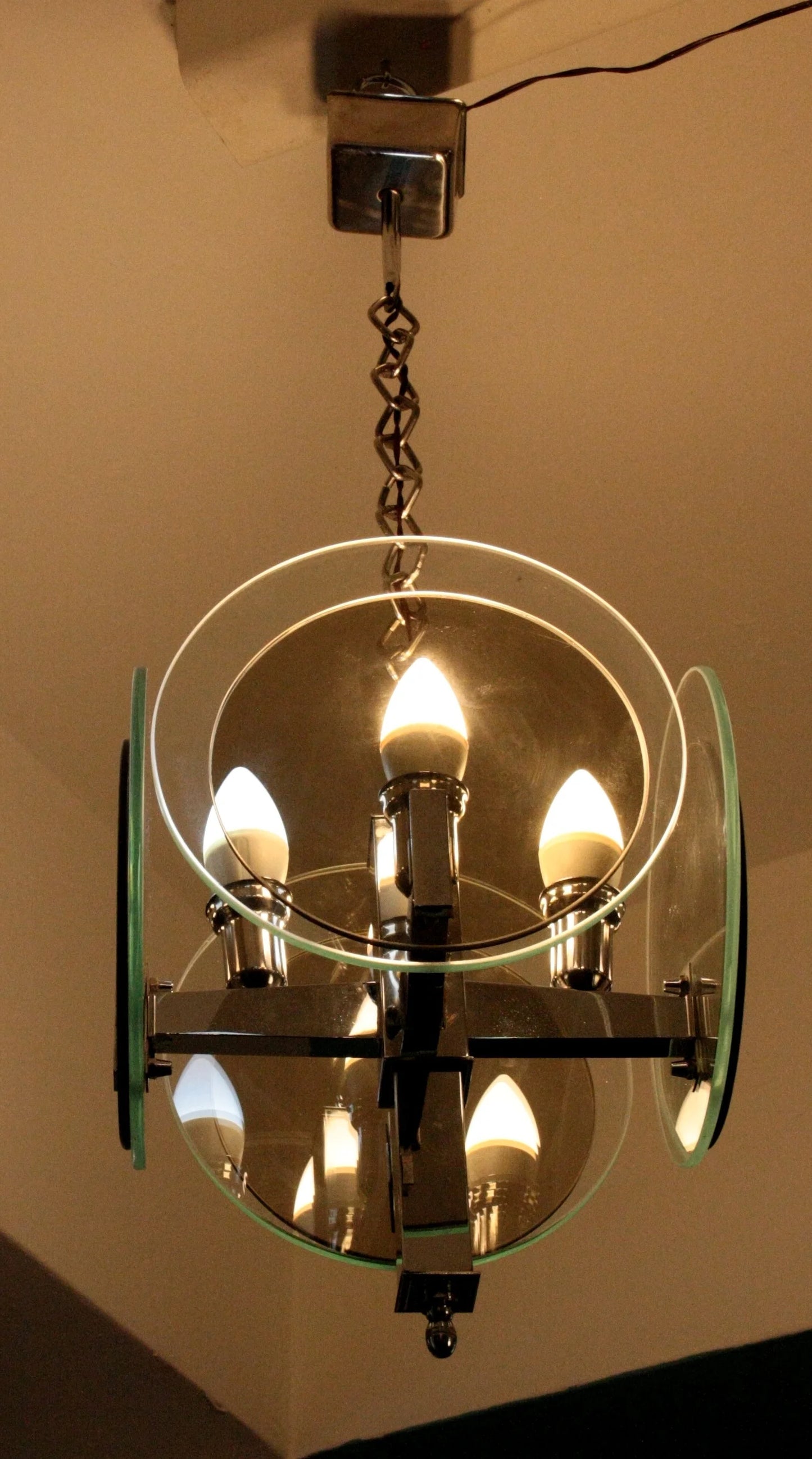 Lampadario vintage art déco in metallo cromato e vetro italia anni 70 con design elegante e raffinato