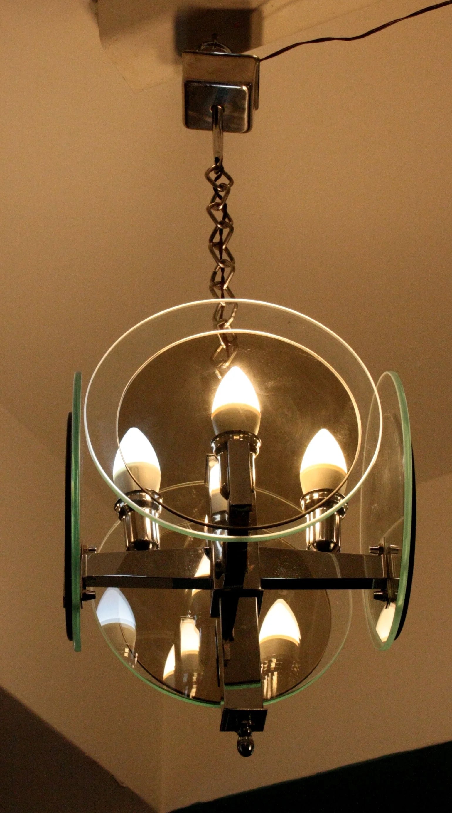 Lampadario vintage art déco in metallo cromato e vetro italia anni 70 con design elegante e raffinato