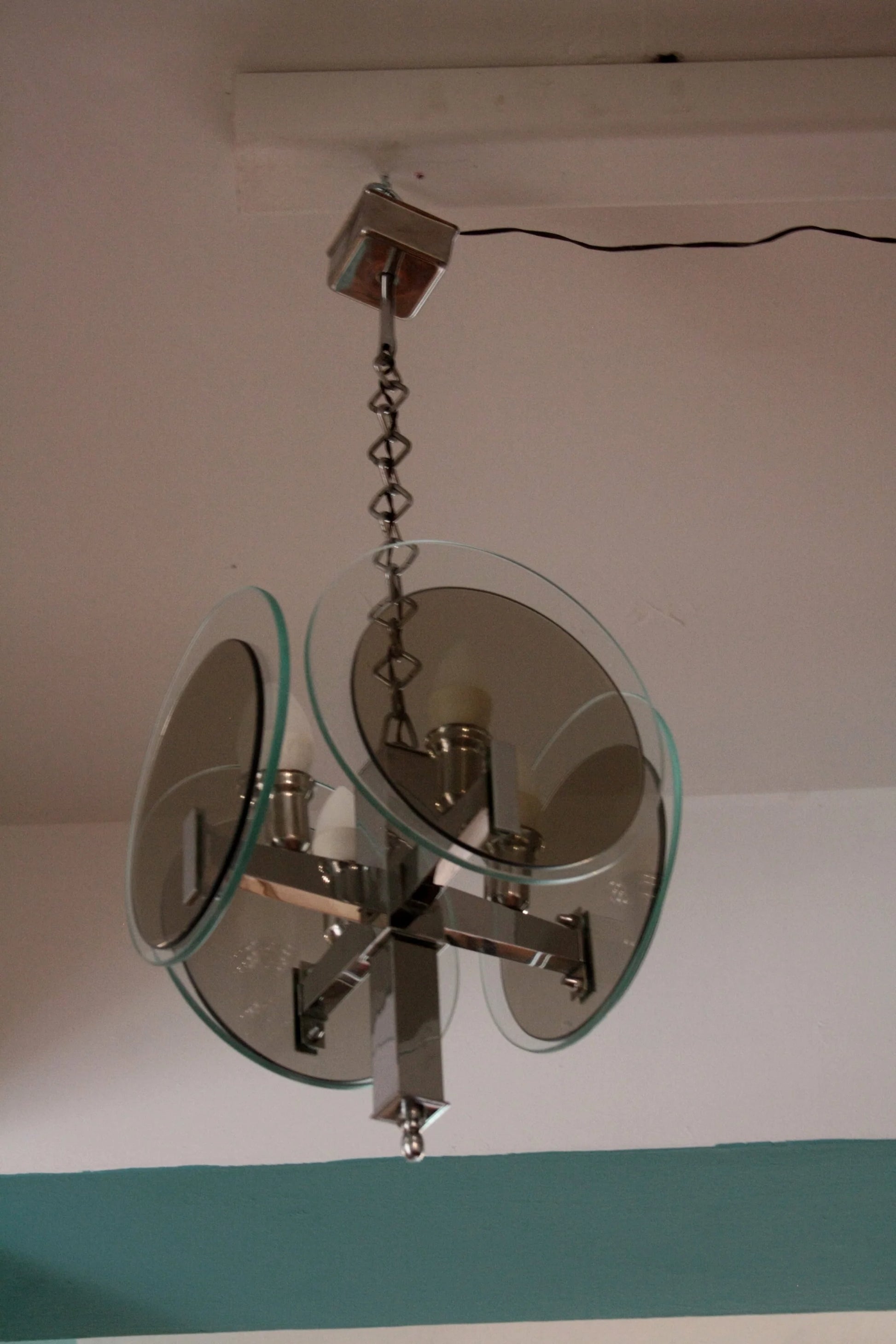 Lampadario vintage art déco in metallo cromato e vetro Italia anni 70 con struttura in cromo e elementi in vetro trasparente