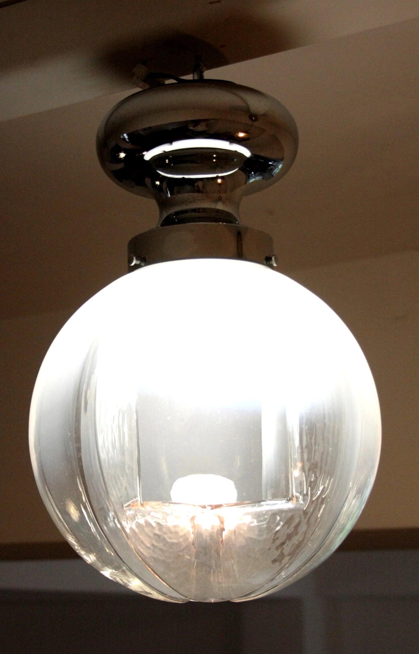 Lampada da soffitto cromata con vetro soffiato di murano italia anni 60 per illuminazione elegante