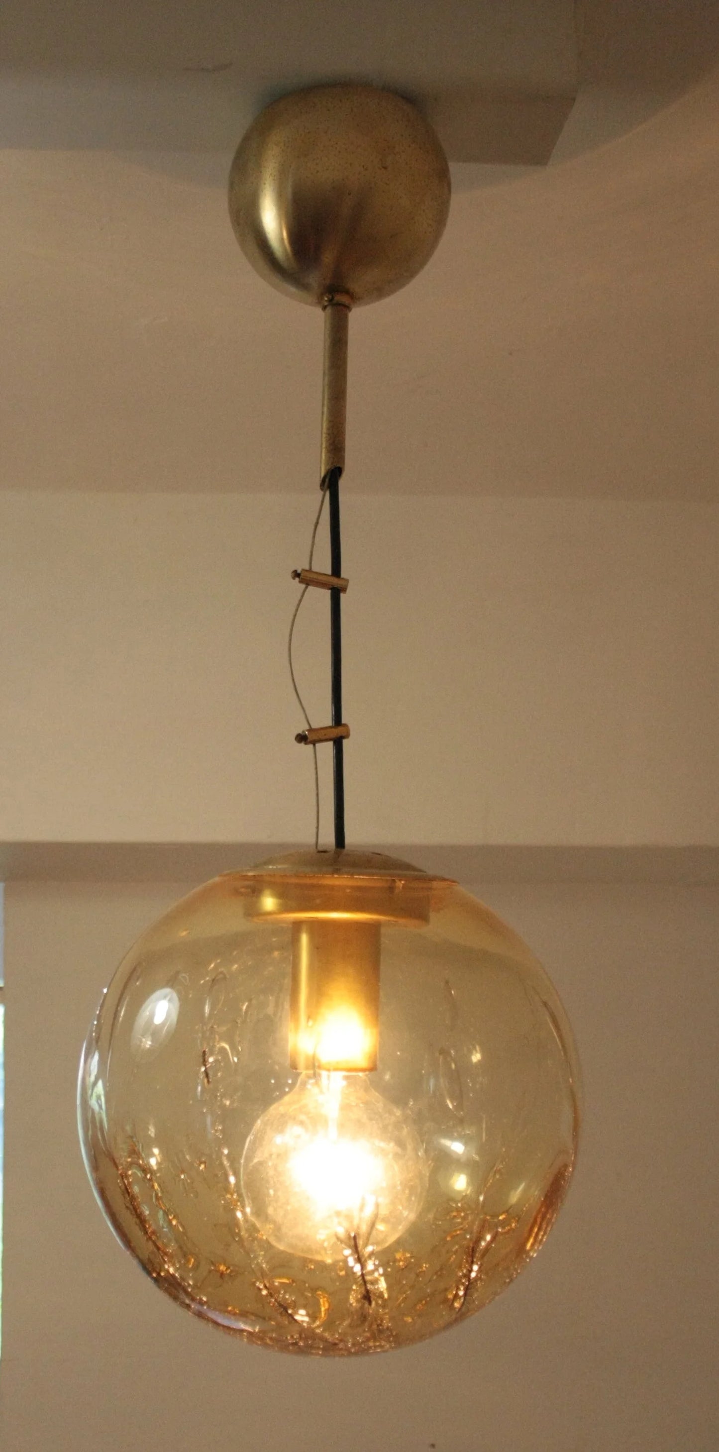 Lampadario a sospensione italia anni 70 con design italiano, ciondolo sferico in vetro e ottone firmato la murrina