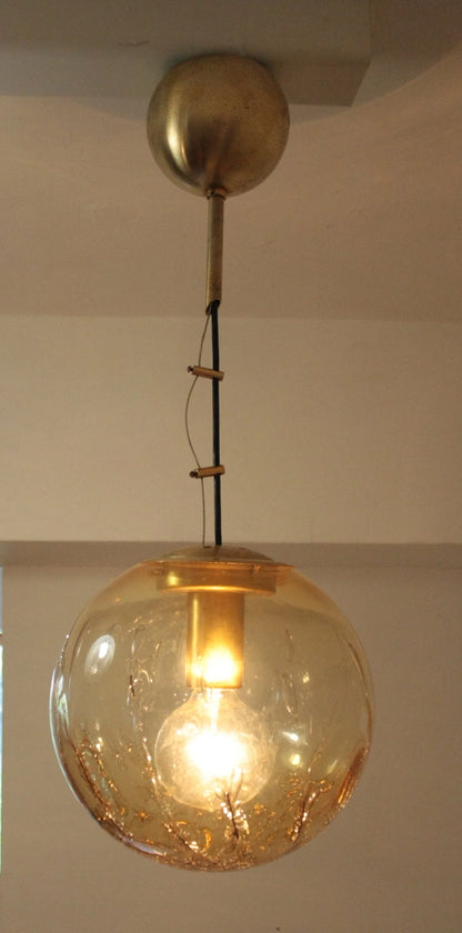 Lampadario a sospensione italia anni 70 con design italiano, ciondolo sferico in vetro e ottone firmato la murrina