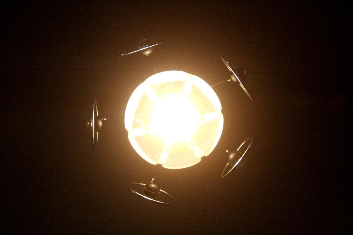 Lampadario vintage mazzega anni 70 a sfera illuminata in vetro e cromo stile space age italiano