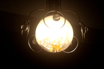 Lampadario vintage mazzega anni 70 in vetro e cromo illuminato a forma di globo per ambienti eleganti
