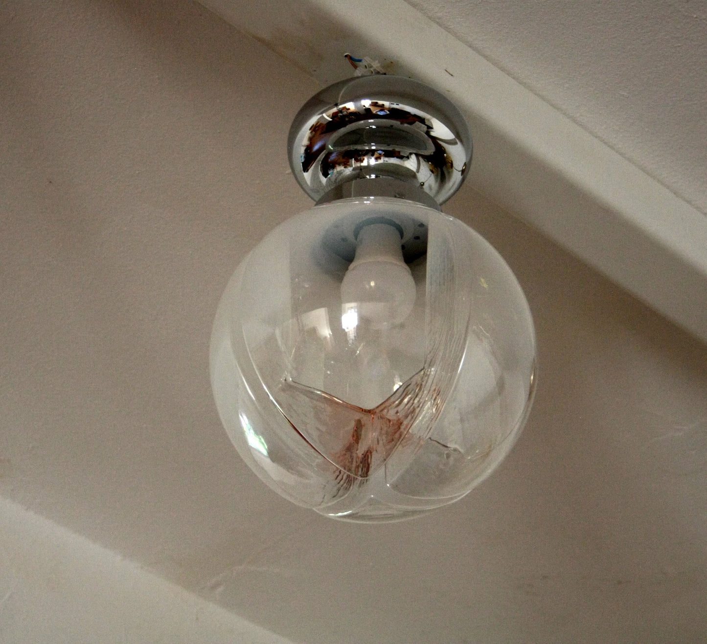 Lampada da soffitto cromata con vetro soffiato murano italia anni 60 a forma di globo trasparente