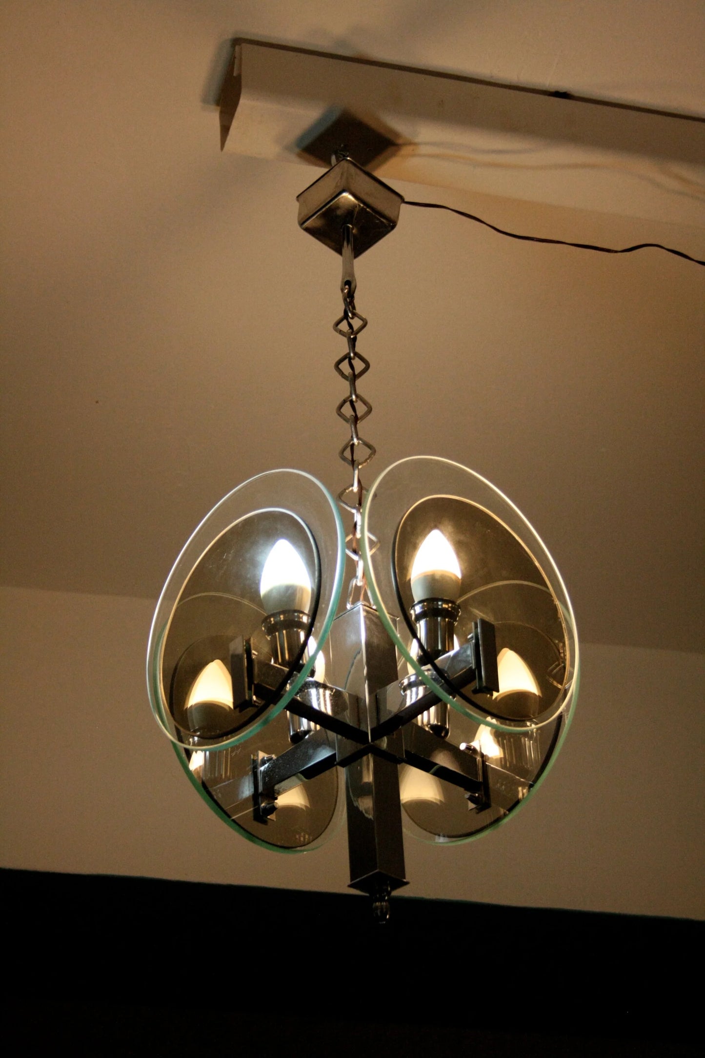 Lampadario vintage art déco in metallo cromato e vetro italia anni 70 moderno e luminoso per interni eleganti