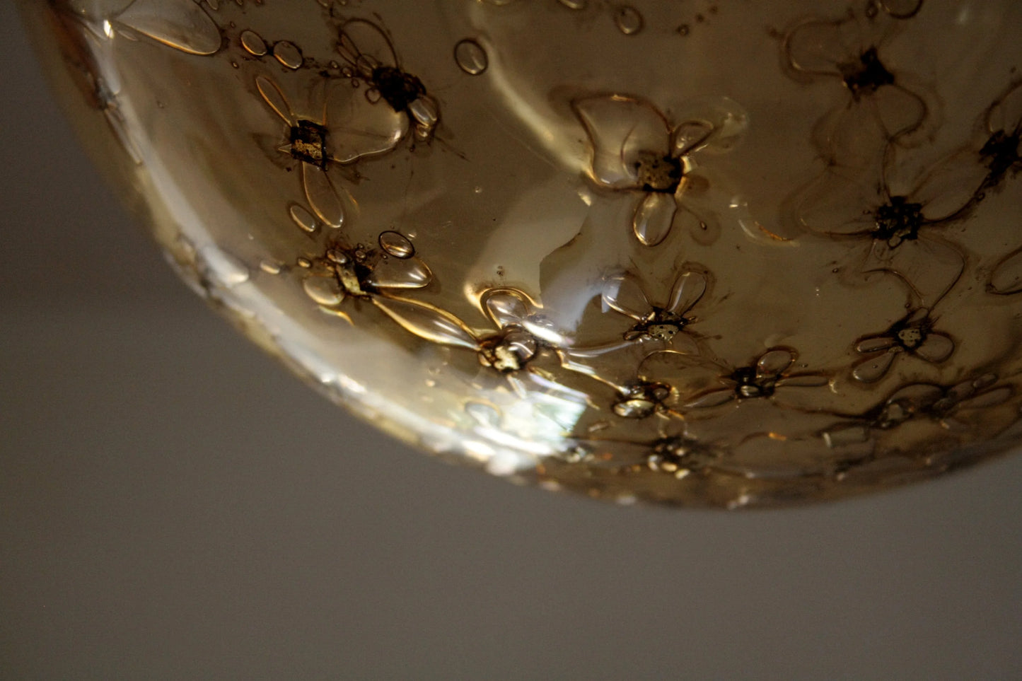 Lampadario a sospensione La Murrina design italiano in vetro ambra con ciondolo sferico e ottone firmato anni 70