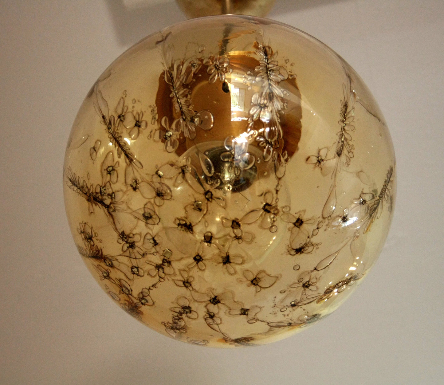 Lampadario a sospensione la murrina design italiano con ciondolo sferico in vetro dorato e ottone firmato anni 70