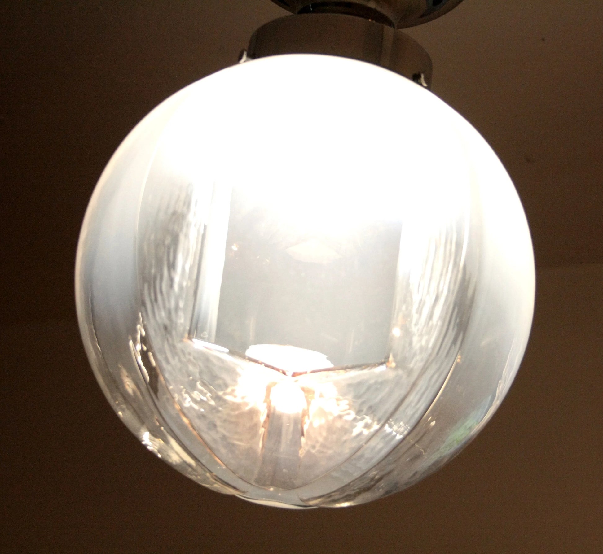Lampada da soffitto cromata con vetro soffiato di murano italia anni 60 design rotondo elegante
