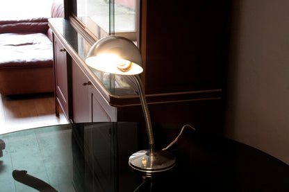 Lampada da tavolo vintage anni 60 in metallo cromato color argento design gooseneck per tavolo