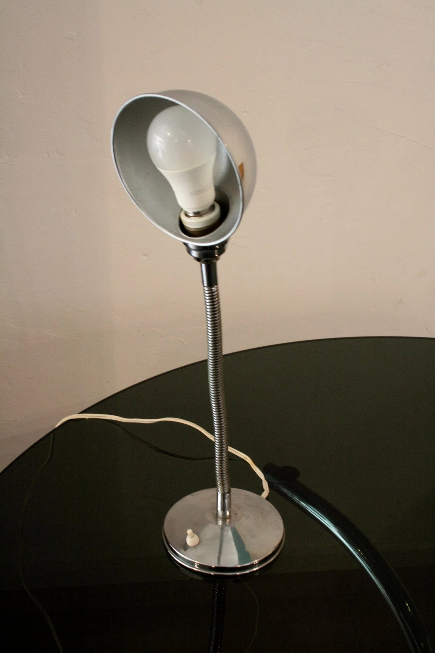 Lampada da tavolo vintage anni 60 in metallo cromato con gooseneck argento e bulbo per un design elegante