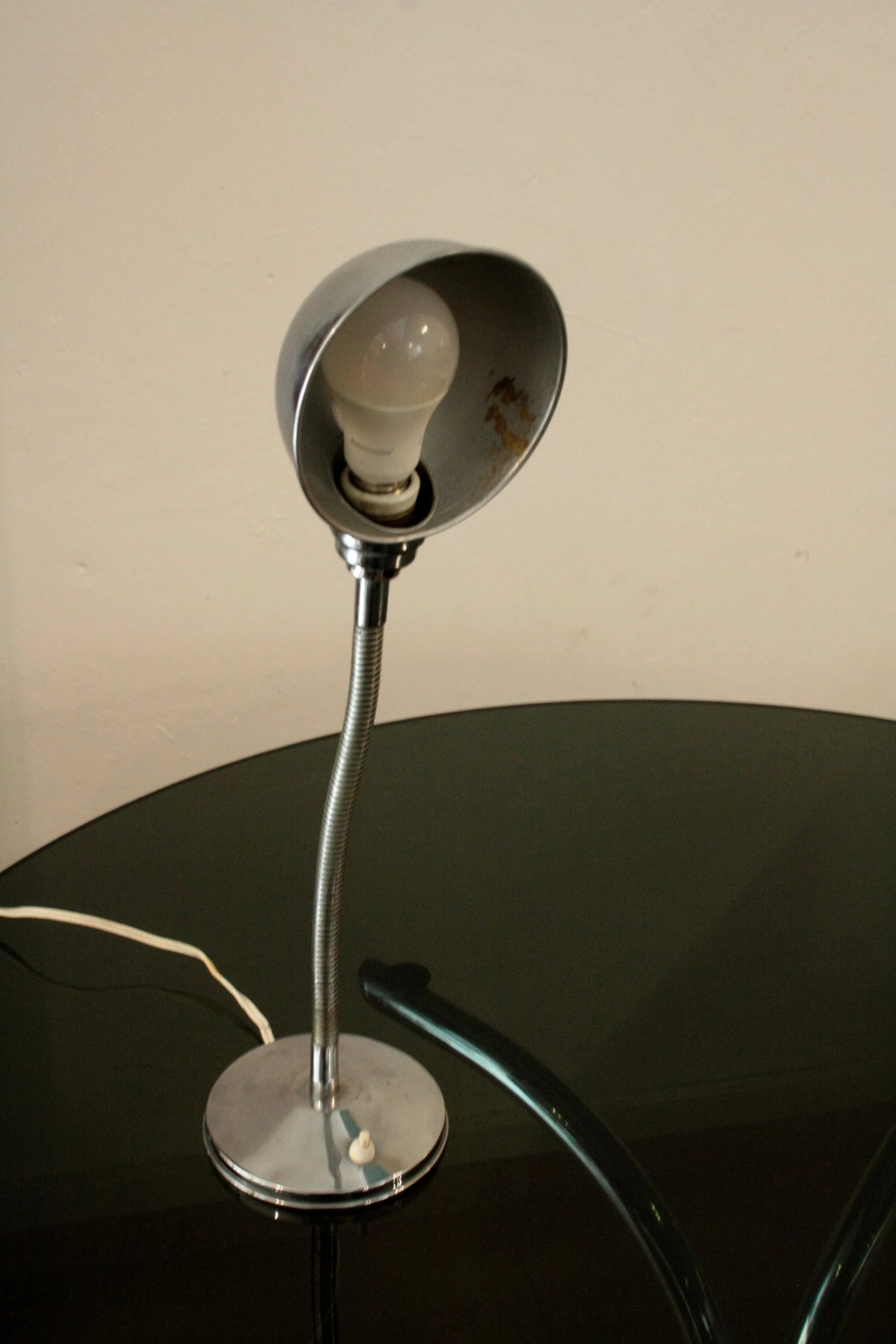 Lampada da tavolo vintage anni 60 in metallo cromato con gooseneck per scrivania in stile italiano