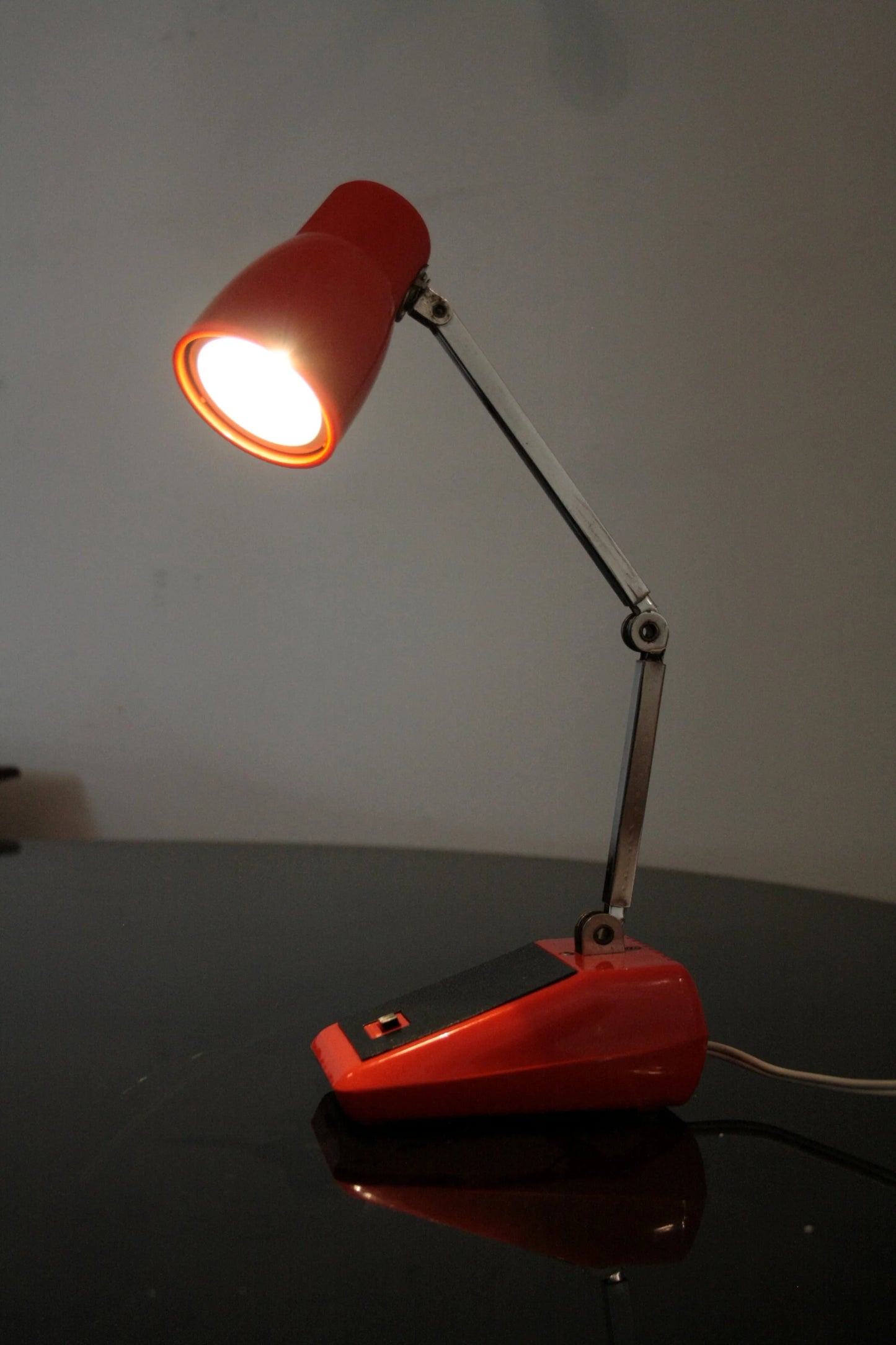 Lampada da tavolo mg made hong kong 1970 lampada da tavolo rossa regolabile esemplare autentico illuminata