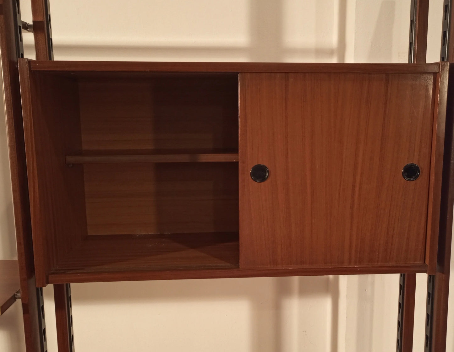 Originale libreria vintage modulare in teak con ante scorrevoli e ripiani a vista anni 60 italiana