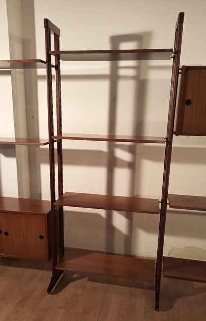 Originale libreria vintage modulare in teak con montanti verticali e ripiani orizzontali anni 60 Italia