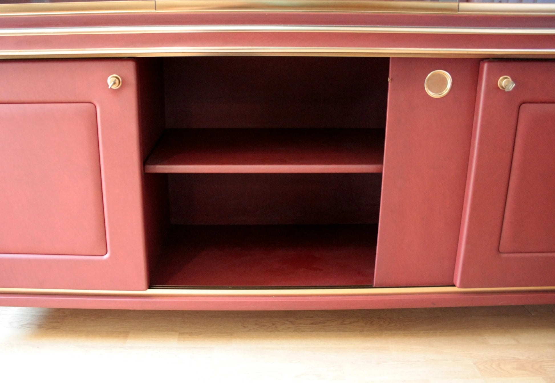 Credenza o libreria a due corpi in similpelle bordeaux con ante scorrevoli design italiano d’epoca di umberto mascagni negli anni cinquanta