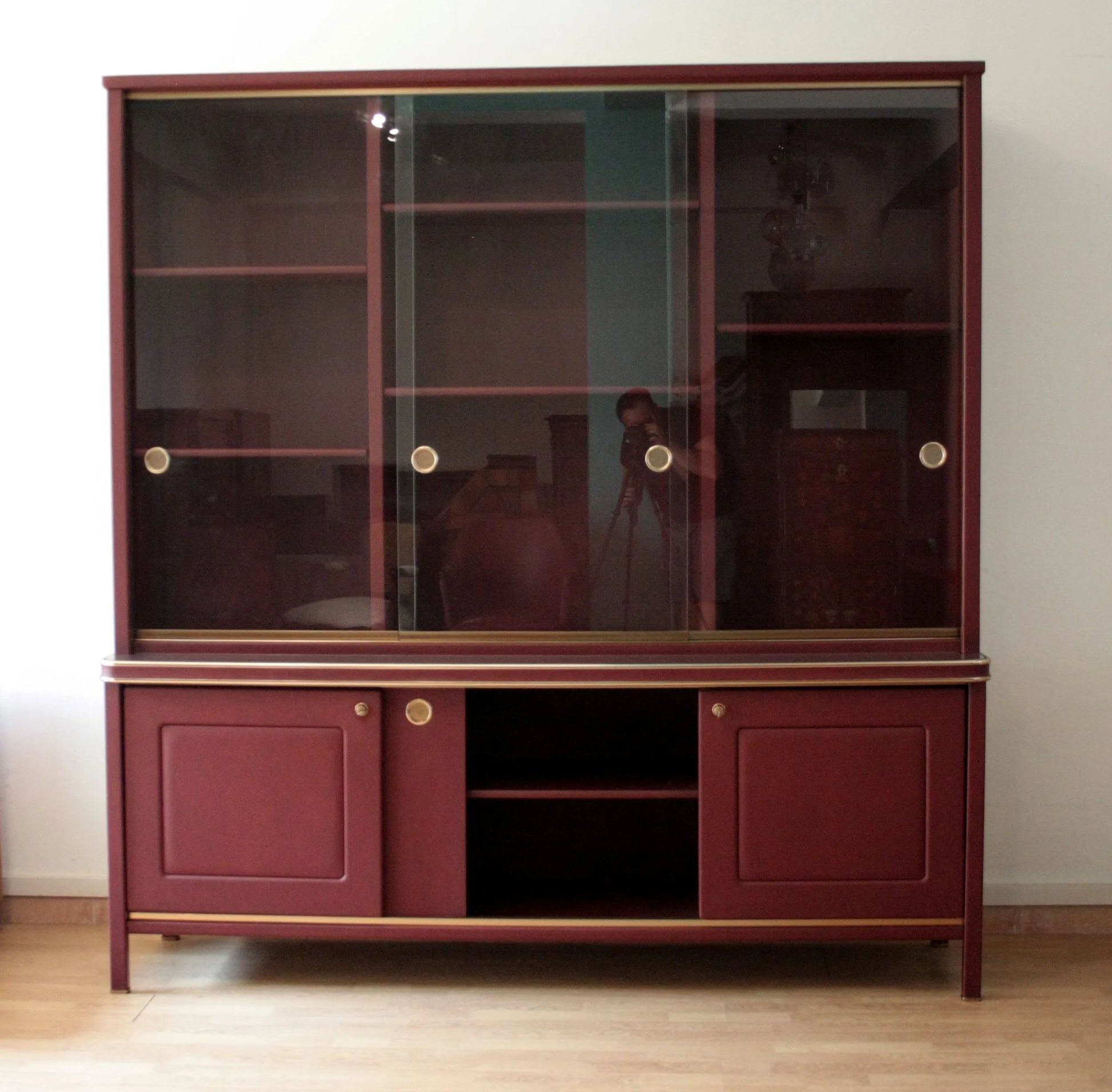 Credenza e libreria a due corpi in similpelle bordeaux con vetrina design italiano d’epoca di umberto mascagni negli anni 50