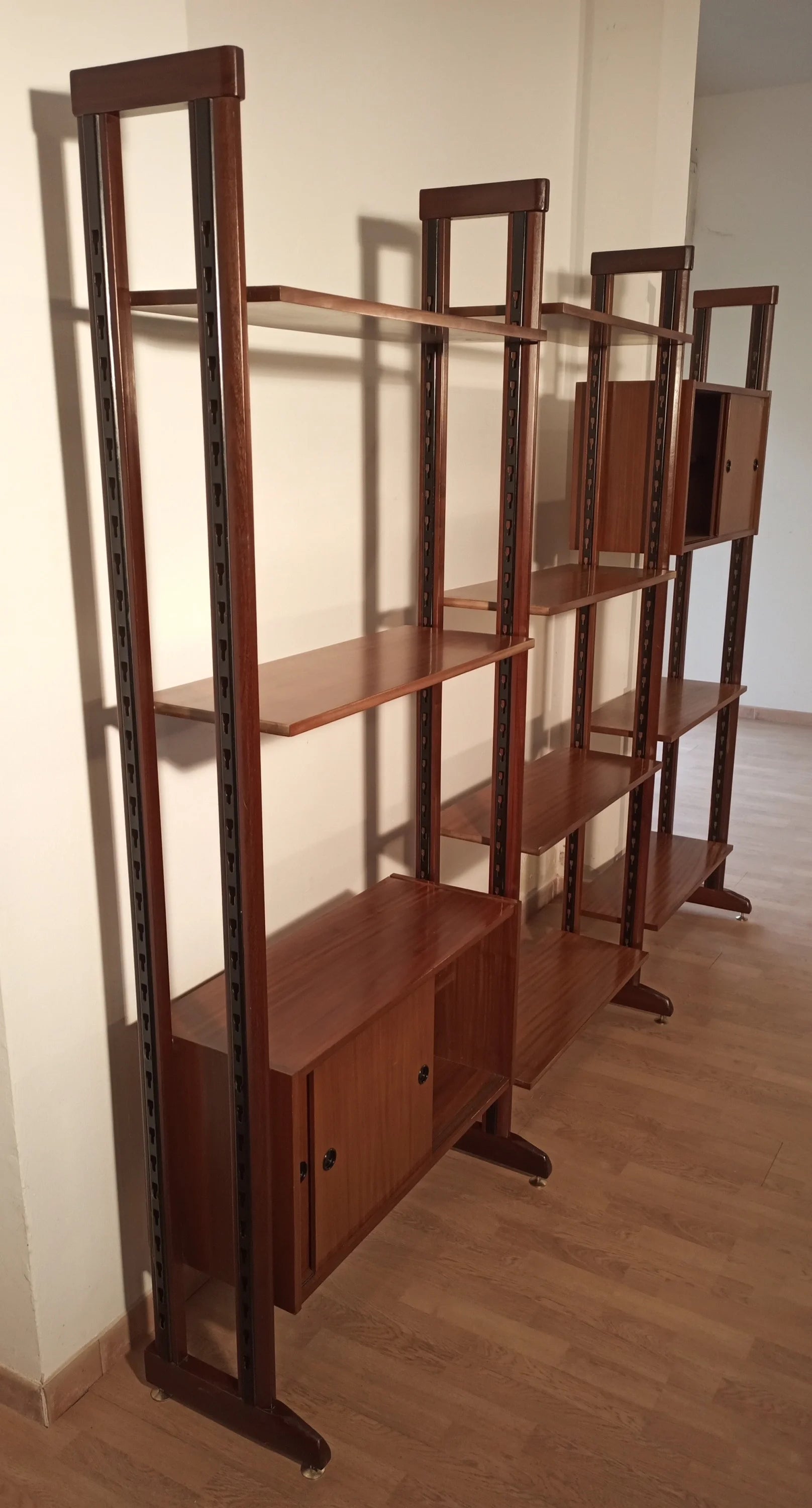 Libreria vintage modulare in teak con supporti verticali e scomparti a ante anni 60 originale libreria modulare